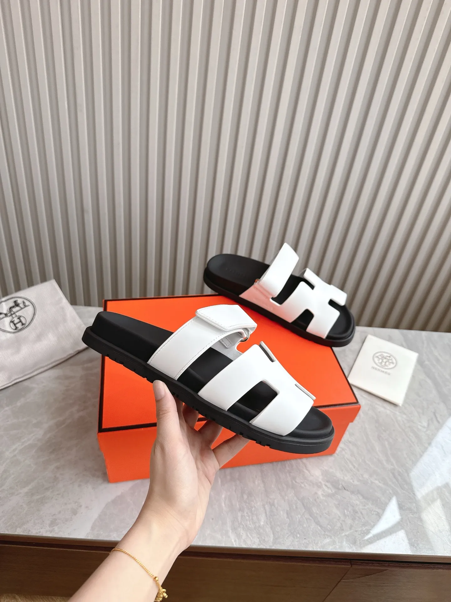 p480🐮🐮Couple model (top version) H family 2024 spring and summer new style HERMES Hermes' recently popular couple model pig nose angle sandals and slippers, paired with various colorful socks, popular. Upper: imported original deerskin (the genuine leather edging is not ordinary super migration). Lining: imported genuine leather. Outsole: Tpu non-slip and wear-resistant outsole. Size: Female 35-42 (40/42 non-returnable and non-exchangeable) Male size: 39-45 (45 non-refundable and non-exchangeable)